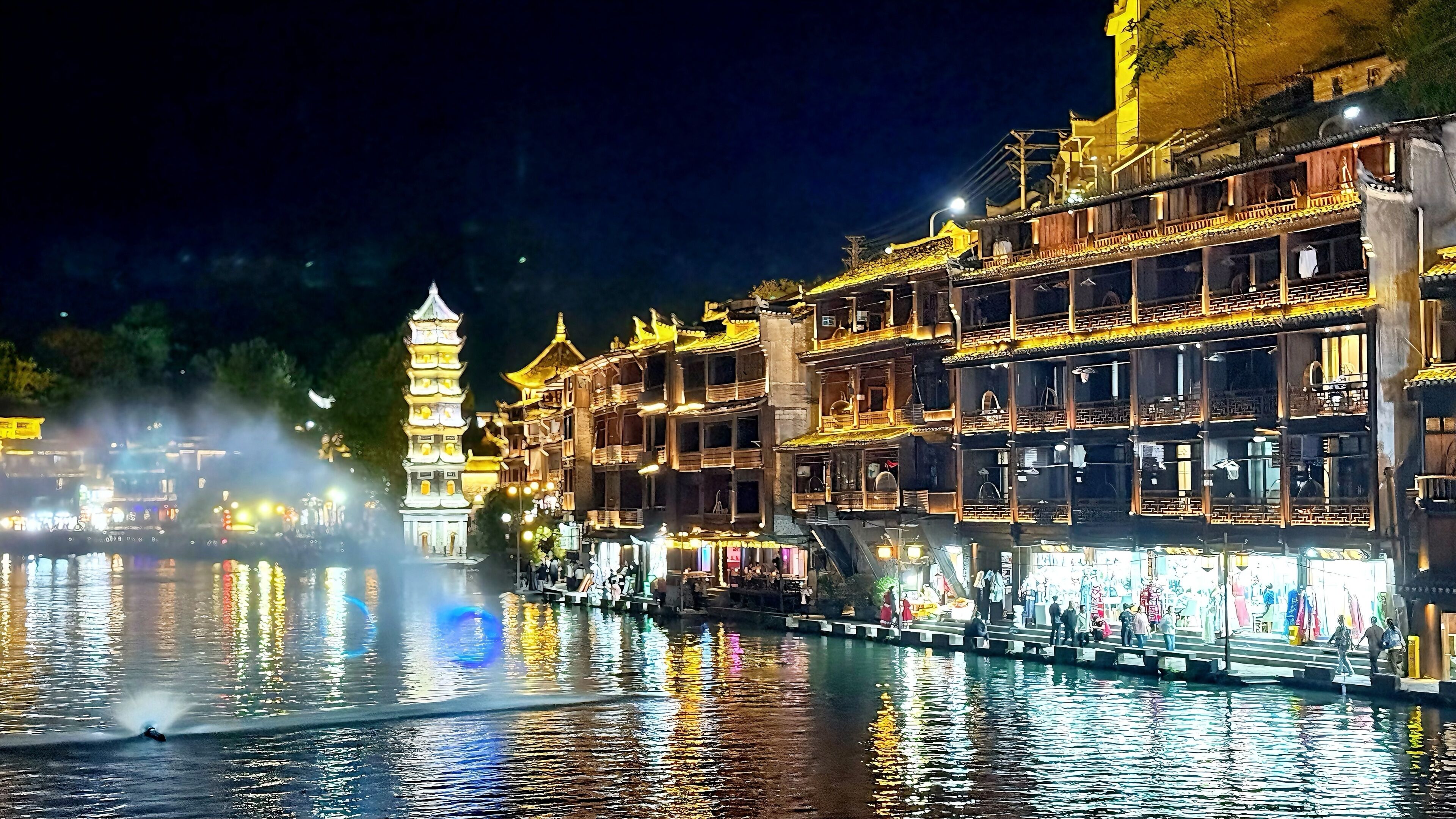 Un edificio tradicional con varios balcones y una estructura parecida a un pagodas al fondo.