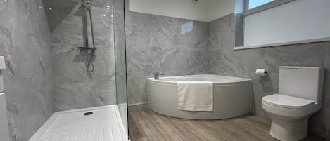 Douche, séchoir à cheveux, serviettes fournies, savon