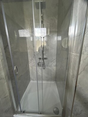 Shower, hair dryer, towels, soap - Valley Trail Retreat Sleeps 8 (aberdare)