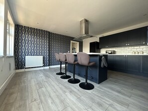 Fridge, microwave, oven, stovetop - Valley Trail Retreat Sleeps 8 (aberdare)