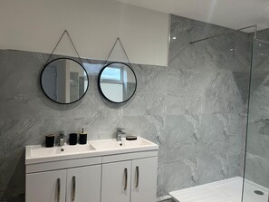 Shower, hair dryer, towels, soap - Valley Trail Retreat Sleeps 8 (aberdare)