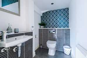 Towels, toilet paper - Aldridge Road by Guestz (Manchester)