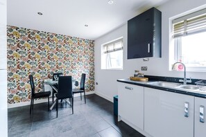 Fridge, microwave, electric kettle, toaster - Aldridge Road by Guestz (Manchester)