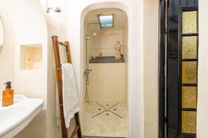 Een douche, handdoeken