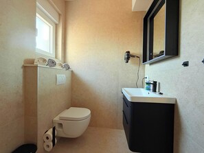 Shower, hair dryer, towels, soap - Apartment Top 5 with sunny balcony and sea view (Novalja)