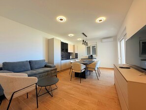 TV - Apartment Top 5 with sunny balcony and sea view (Novalja)