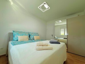 2 bedrooms, in-room safe, free WiFi, bed sheets - Apartment Top 5 with sunny balcony and sea view (Novalja)