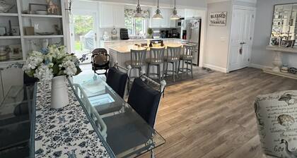 Fantastic Open layout 4-bedroom house with AC & hottub in charming Montauk
