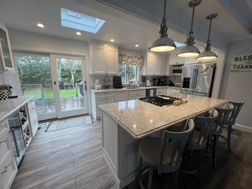 Fantastic Open layout 4-bedroom house with AC & hottub in charming Montauk