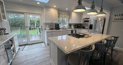 Fantastic Open layout 4-bedroom house with AC & hottub in charming Montauk