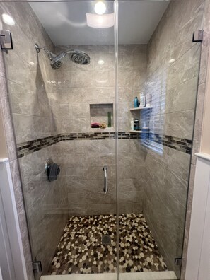 Dusche, Haartrockner, Handtücher, Seife
