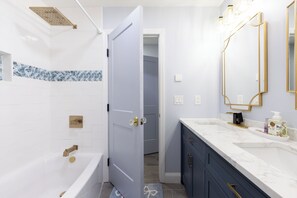 Quarto solteiro luxo, vista para o jardim | Banheiro