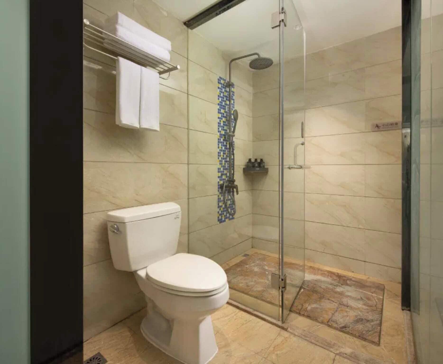 City tweepersoonskamer, uitzicht op stad | Badkamer | Een douche, gratis toiletartikelen, een haardroger, pantoffels