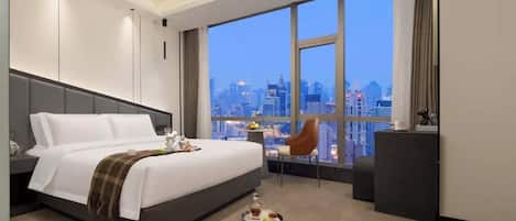 Quarto casal urbano, vista para a cidade | Espaço de trabalho para notebook, cortinas blackout