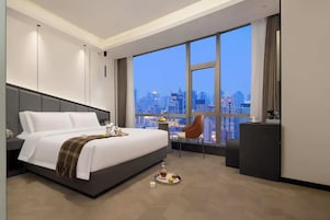 Kamar Double Kota, pemandangan kota | Ruang kerja ramah laptop, tirai kedap cahaya, dan kedap suara