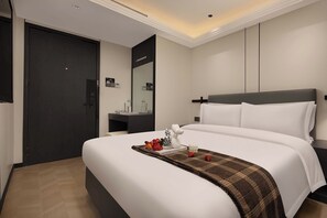 Standard Double Room | Laptop workspace, blackout curtains, soundproofing, free WiFi - KW Sky View Hotel -Chongqing Jiefangbei Pedestrian Street Hongyadong Branch (Chongqing)