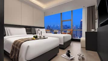 Espacio para trabajar con laptop y cortinas blackout