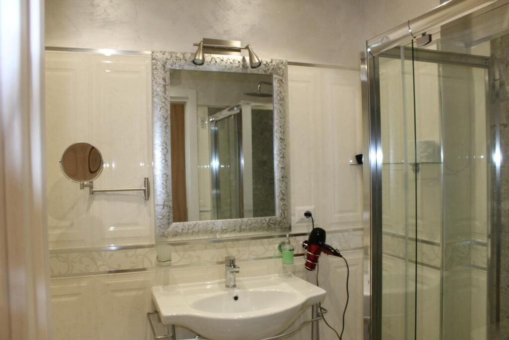 Habitación cuádruple, balcón | Baño | Ducha, secador de pelo, toallas y jabón