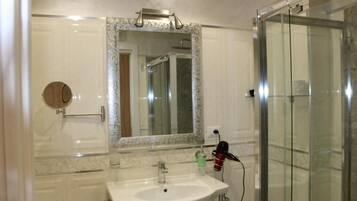 Habitación cuádruple, balcón | Baño | Ducha, secador de pelo, toallas y jabón
