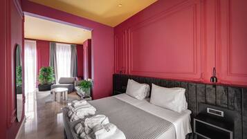 Honeymoon Suite | In-room safe, soundproofing, iron/ironing board, free WiFi