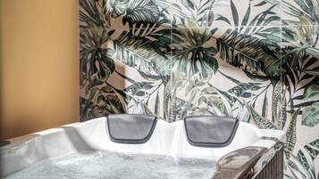 Honeymoon Suite | Interior