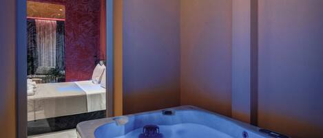 Honeymoon Suite | Interior