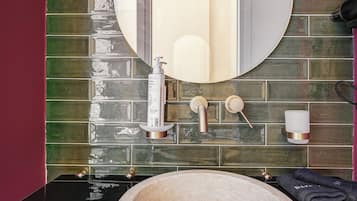 Honeymoon-Suite | Badezimmer | Badewanne und Dusche (separat), Haartrockner, Hausschuhe, Handtücher