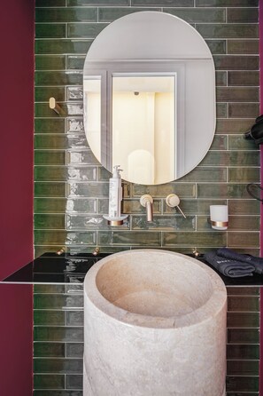 Suite luna di miele | Bagno | Vasca e doccia separate, asciugacapelli, pantofole, asciugamani
