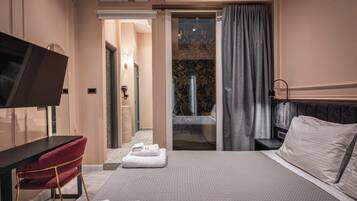 Exclusive Suite | In-room safe, soundproofing, iron/ironing board, free WiFi