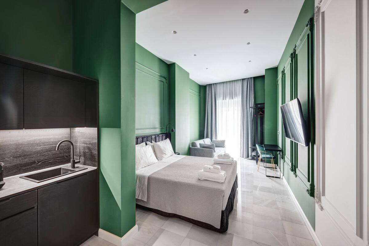 Suite Deluks, 1 Tempat Tidur Queen dengan tempat tidur Sofa | Brankas, kedap suara, setrika/meja setrika, dan Wi-Fi gratis