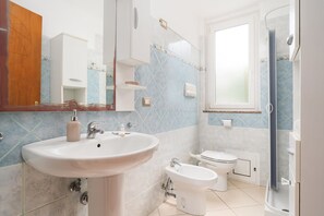 Shower, hair dryer, bidet, towels - Cala Biriala - One Bedroom Apartment, Sleeps 4 (Orosei)