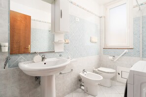 Regadera, secadora de cabello, bidet, toallas 