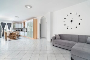Smart TV - Cala Luna - Two Bedroom Apartment, Sleeps 7 (Orosei)