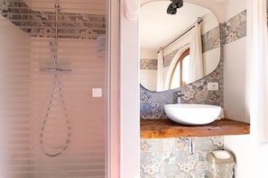 Douche, sèche-cheveux, bidet, serviettes fournies