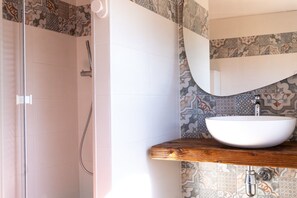 Douche, sèche-cheveux, bidet, serviettes fournies