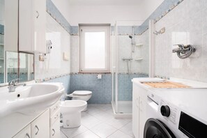 Shower, jetted bath, hair dryer, bidet - Le Cale - Eight Bedroom House, Sleeps 27 (Orosei)