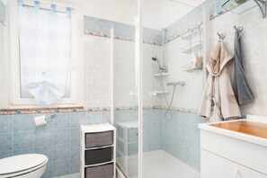 Shower, hair dryer, bidet, towels - Mare & Monte - Two Bedroom Apartment, Sleeps 6 (Orosei)