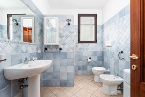 Shower, hair dryer, bidet, towels - Su Nidu Virde - Four Bedroom House, Sleeps 9 (Orosei)