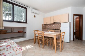 Refrigerador, horno, parrilla de estufa y cafetera y tetera 