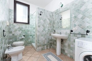 Regadera, secadora de cabello, bidet, toallas 