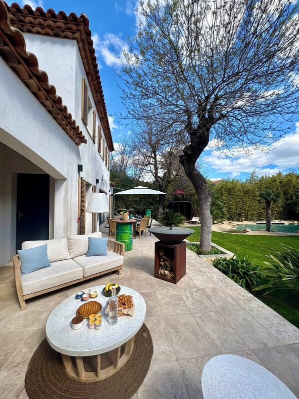Outdoor dining - Luxury villa with lagoon pool, sauna and jacuzzi (Toulon)