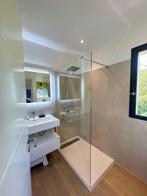 Hair dryer, soap, toilet paper - Luxury villa with lagoon pool, sauna and jacuzzi (Toulon)