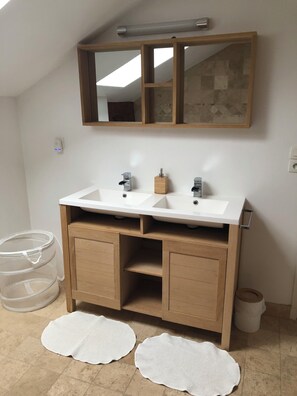Bathroom - Vrbo Property (Saint-Martin-d'Uriage)