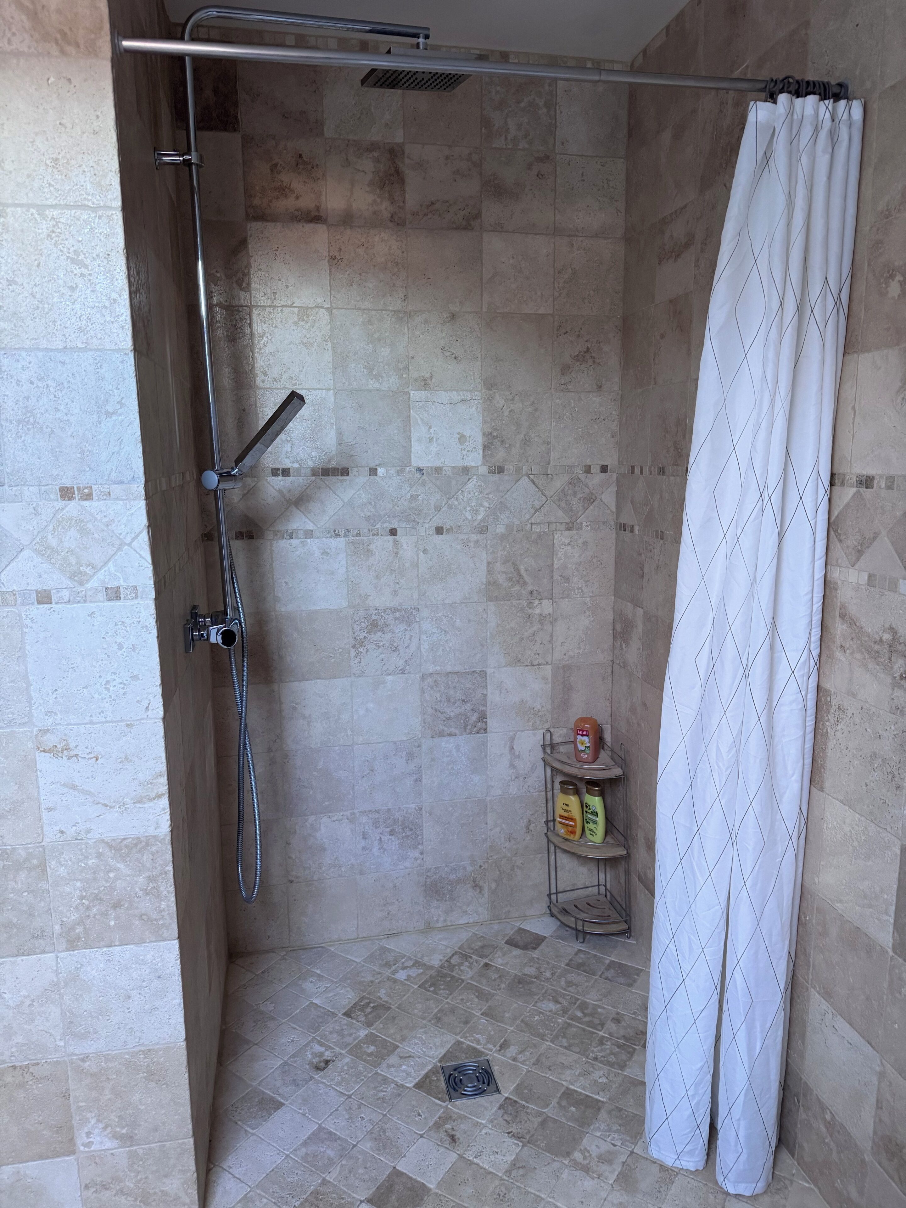 Ducha, bañera de hidromasaje, secador de pelo y toallas