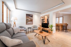 TV - “Domaine De Meyrol - Gîte 4” Apartment with Mountain View, Wi-Fi, and Air Conditioning (Eyguières)