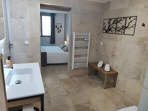 Douche, sèche-cheveux, serviettes fournies