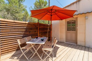 Outdoor dining - “Domaine De Meyrol - Gîte 4” Apartment with Mountain View, Wi-Fi, and Air Conditioning (Eyguières)