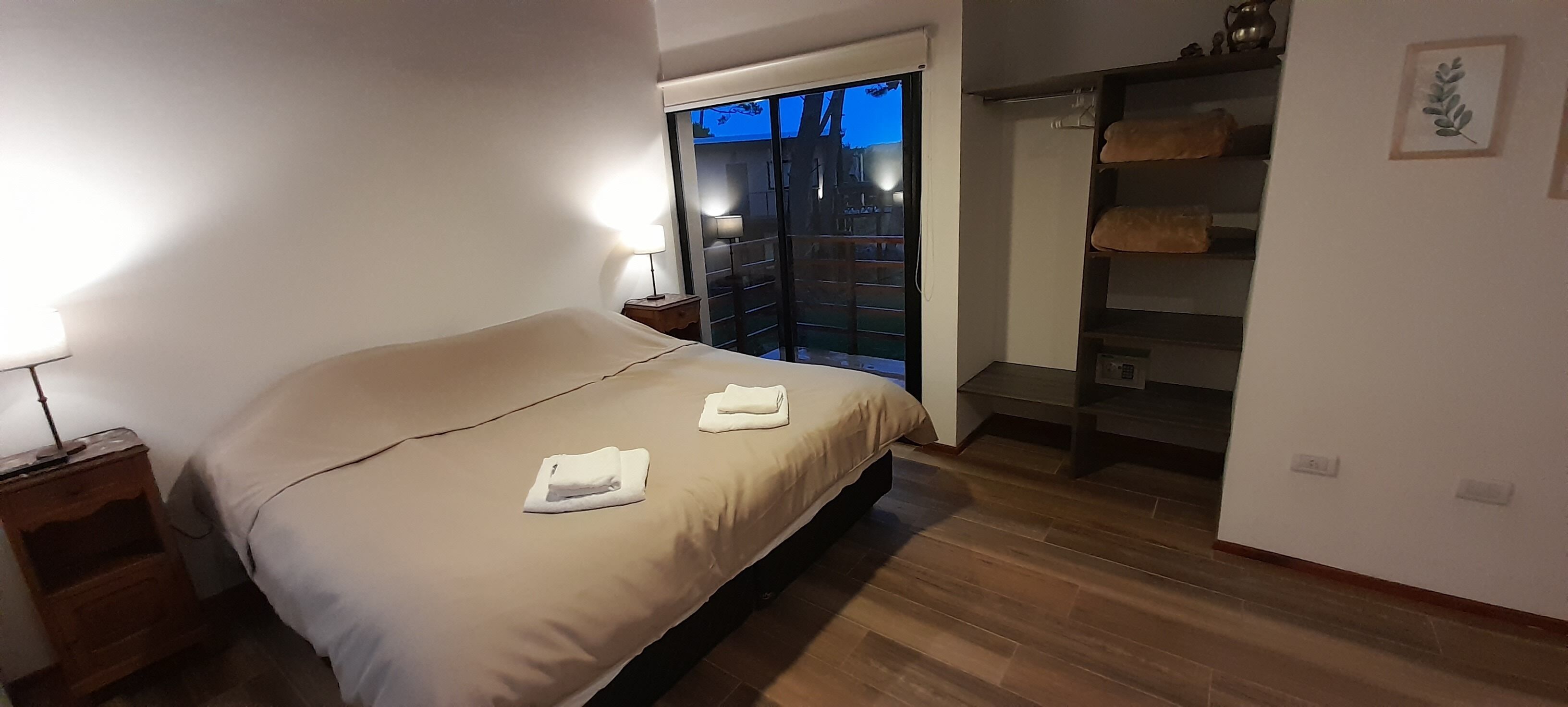 2 habitaciones, caja de seguridad en la habitación y cuna de viaje 