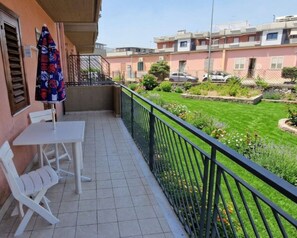 Outdoor dining - STAY LINDA ETNAMARE - 50 meters from the beach between Etna and Taormina (Mascali)