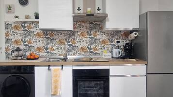 Frigorifero, forno, piano cottura, bollitore elettrico